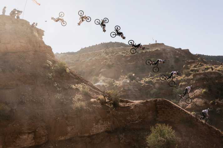 Cam Zink beim höchsten Backflip-Drop. „Näher an einem Sturz hätte ich kaum sein können, ohne tatsächlich zu stürzen“, sagt Cam über den Stunt.