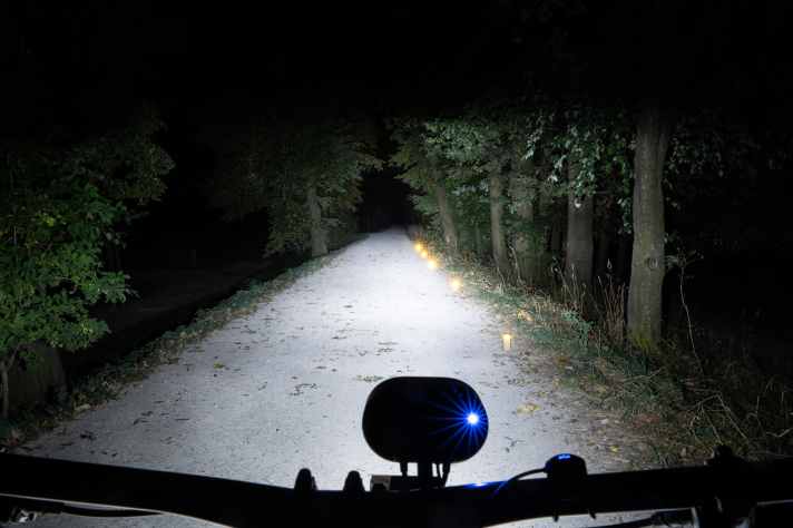 Extrem hell, extrem weit - eine bessere Ausleuchtung des Trails ist mit StVZO-Lampen nicht machbar