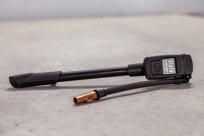 Der Schlauch hat eine angenehme Länge und ist mit einer Ummantelung gut geschützt