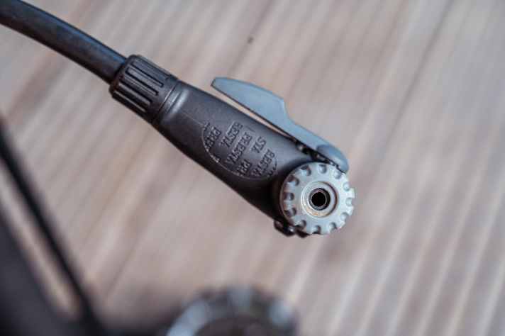 Der Twinhead-Kopf packt wahlweise Presta-Ventile...