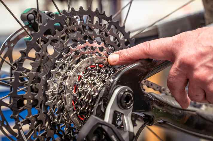 Kein Schaltauge, keine Einstellschrauben - dafür hilft ein rot markierter Setup-Gang beim Einstellen der Sram-Schaltung.