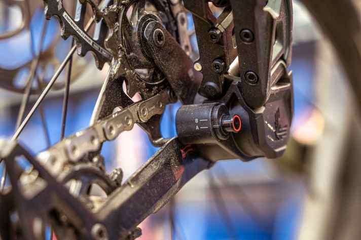 Essenzielle Grundeinstellung: Manche Bikes müssen im Setup-Key A, manche in Position B eingestellt werden. Was die passende Position für euer Bike ist, verrät die Sram-Datenbank. Der Stecker kann mit einem Schraubenzieher herausgehebelt und entsprechend auf A oder B eingestellt werden.