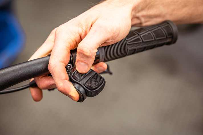 Für die Feineinstellung muss die AXS-Taste gedrückt gehalten werden, dann kann über die zwei Haupttasten das Schaltwerk in die entsprechende Richtung justiert werden.