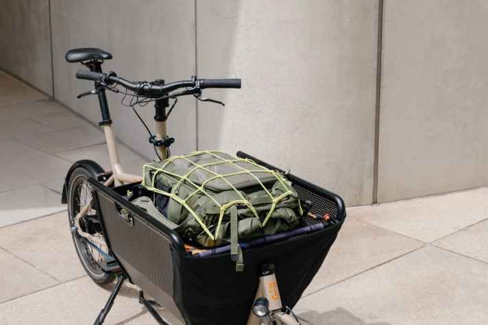 Der verschließbare Korb ist das Highlight des Cargobikes. Mit der zusätzlichen Transportmatte kann man auch oben drauf noch zuladen.