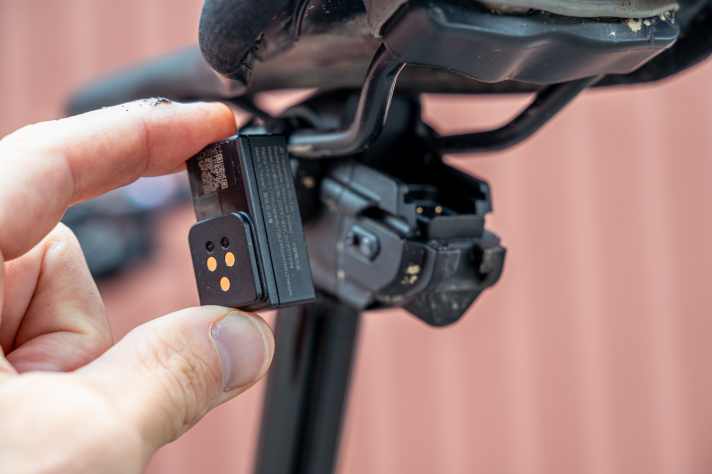 Hier kocht jeder Hersteller sein eigenes Süppchen. Jede Elektro-Stütze vertraut auf ihren eigenen Akku. Dieser hier soll 6000 Bedienvorgänge aushalten