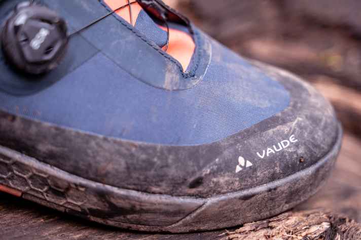 Im vorderen Bereich lässt sich der Vaude nicht optimal anpassen, beim Laufen knickt das störrige Material zudem in einer harten Kante