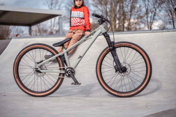 Kinder-Bikes haben sich inzwischen aus der Nische herausgearbeitet. Hier findet man ein umfangreiches Angebot. Der Einsatzbereich das Dirtbikes Danny ist da schon etwas spezieller.