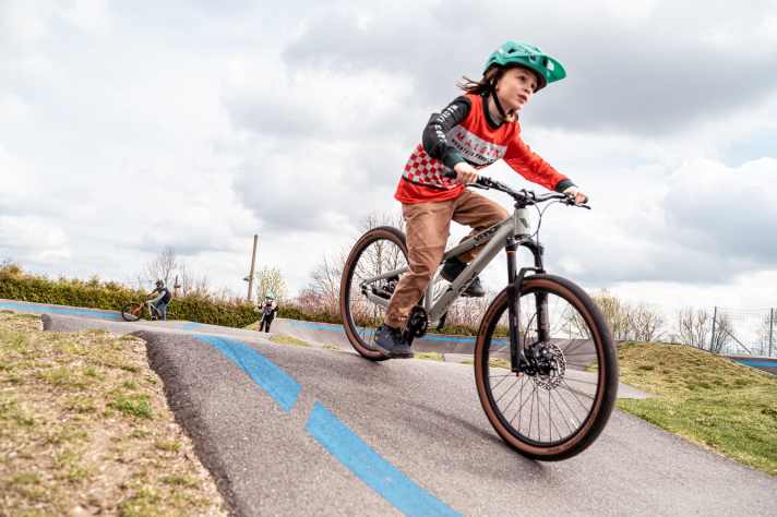 Nach kurzer Einrollphase werden die Rundenzeiten bald richtig schnell. Das Vpace Danny24 wuselt quirlig durch die engen Kurven des Pumptracks.
