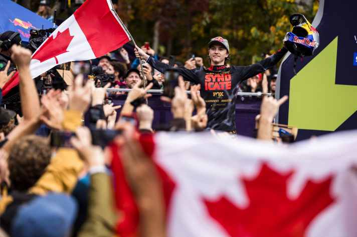 Aktuell kuriert der junge Kanadier Jackson Goldstone noch eine Verletzung aus. 2023 konnte er in Mont Sainte Anne nach einem wilden Ritt auf dem Highroller III einen Worldcup-Sieg im Downhill bejubeln.