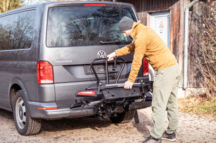 Besonder clever löst Yakima die Montage auf der Kupplung. Aufsetzen, abklappen, fertig. Einfacher geht's kaum
