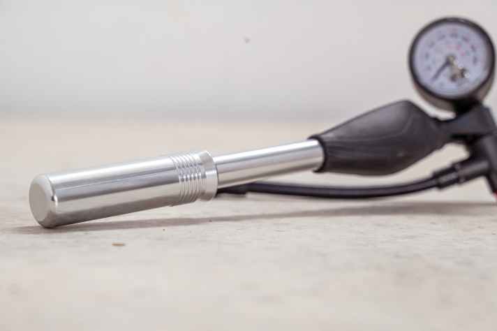 Die Zéfal hat man immer bestens im Griff. Dank großem Volumen füllt sie Luftkammern sehr flott.