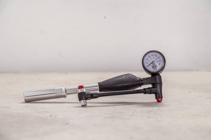 Eigenständiges Design: Die Zéfal liegt gut in der Hand, bis man Display und Schlauch passend gedreht hat, dauert es aber etwas.