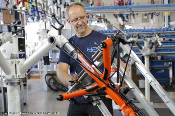 Die Lage sei nicht mehr kalkulierbar, die Rohstoffversorgung knapp in allen Bereichen: Stahl, Kunststoff, Holz, Isolierungen, Verpackungen. Gerade bei der Stahlproduktion war diese Verknappung allerdings gewollt und habe nichts mit der Corona-Lage zu tun. | pd-f