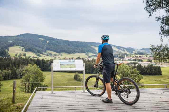 Infotafeln entlang der 13 Naturschatzkammer-Rundtouren schaffen Anlässe für Rast und geben Einblick in den Themenfokus der jeweiligen Route.