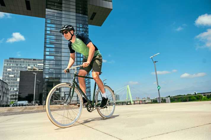 Kaum zu bremsen: Testfahrer Malte spürte sofort die Erbanlagen des Van Stael aus Zeiten, als Gazelle noch reinrassige Rennräder baute, und gab richtig Gas.