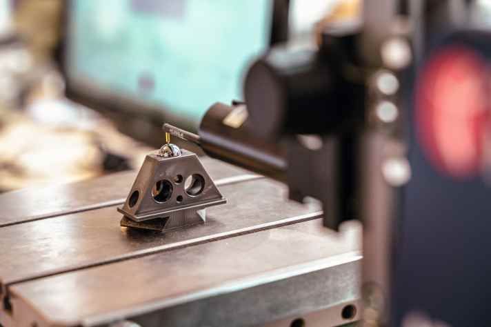 Größe und Tiefe der verschlissenen Fläche werden mithilfe eines hochsensiblen Fühlers ermittelt. Aus den Werten ergibt sich die Schmierfähigkeit