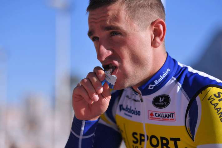Auch bei Profis stehen Energieriegel in Wettkampf und Training hoch im Kurs, wie hier bei Edward Planckaert vom Team Topsport Vlaanderen.