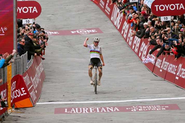 Lotte Kopecky vom Team SD Worx - Protime gewinnt die Strade Bianche 2024 vor Elisa Longo Borghini, 02. März 2024.