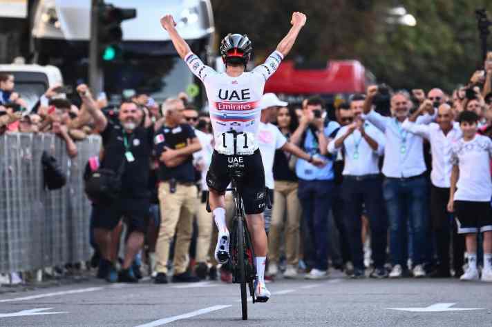 Tadej Pogacar gewinnt zum dritten Mal in Serie und steht wieder mal im Fokus der Presse. Lombardei-Rundfahrt, 7.Oktober 2023