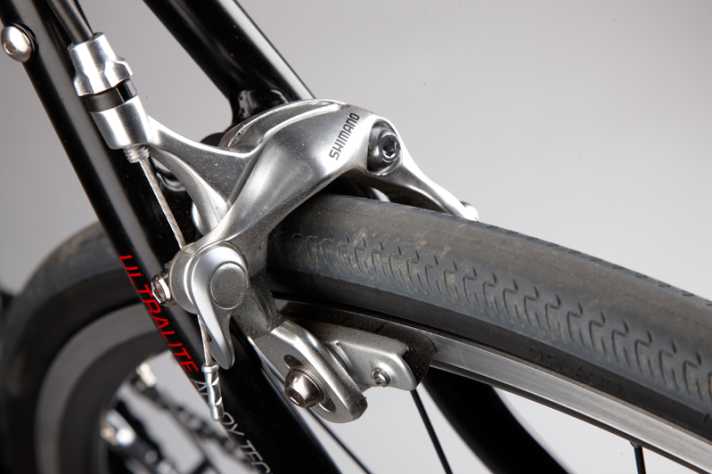   Platz da: Langschenklige Bremsen lassen viel Raum für dicke Reifen oder Schutzbleche, Gewinde an den Ausfallenden erlauben auch die Gepäckträgermontage