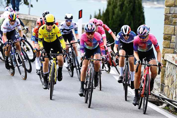 Pauline Ferrand-Prévot (im gelben Trikot) und Tour-Siegerin Kasia Niewiadoma (rechts davon im Canyon-SRAM-Trikot) engagieren sich an der Spitze. Im Hintergrund (Mitte) die Deutsche ­Liane Lippert