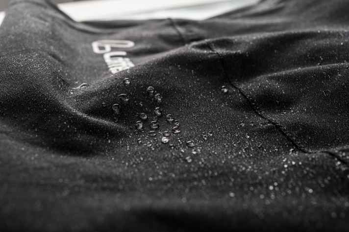 Regentropfen auf einer Regenhose | Philipp Schieder