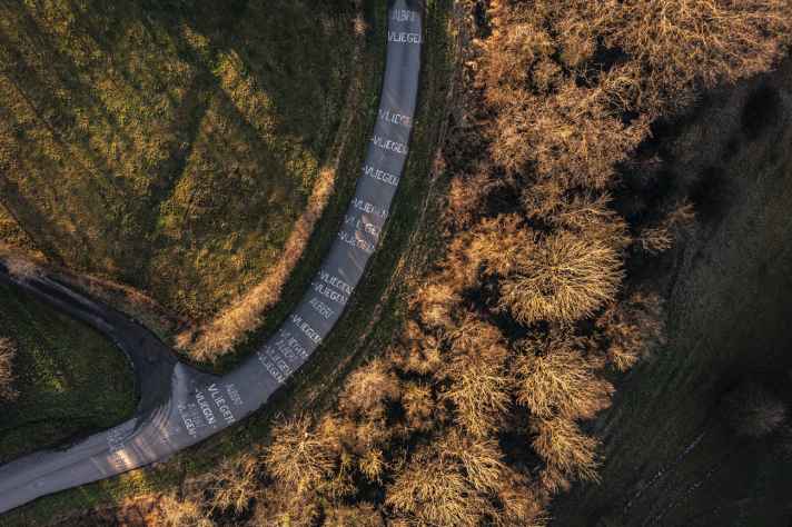 Legendäre Schauplätze aus der Vogelperspektive: Côte de la Redoute des Frühjahrsklassikers Lüttich-Bastogne-Lüttich.