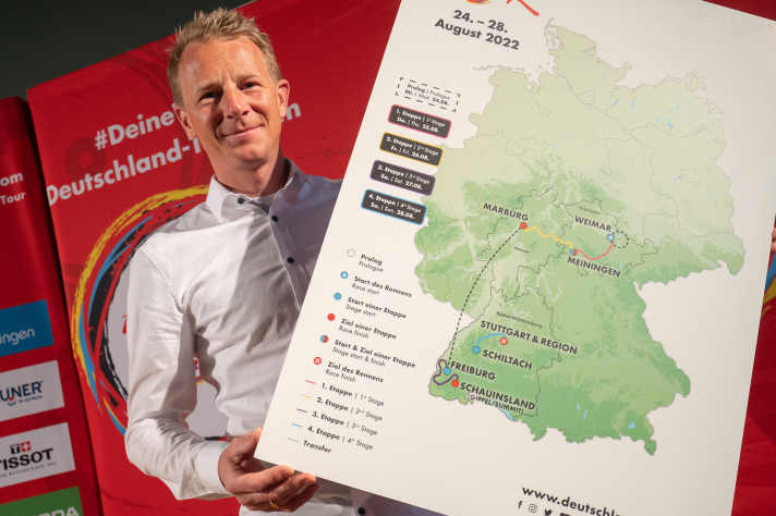 Fabian Wegmann, Sportlicher Leiter der Deutschland Tour, hält während der Streckenpräsentation der Deutschland Tour 2022 eine Karte mit dem Tourverlauf in der Hand. Das Radrennen findet vom 24. bis zum 28. August 2022 in vier Etappen plus einem Prolog statt. Sie beginnt in Weimar und führt über Marburg und Freiburg nach Stuttgart.