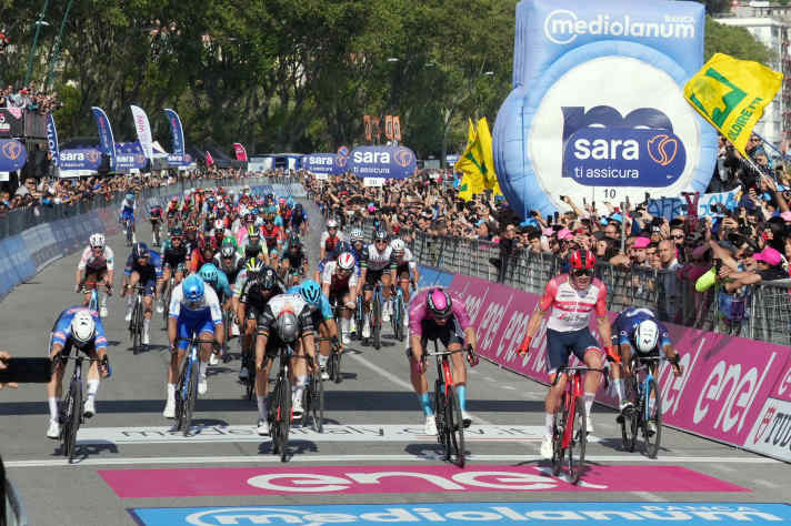 Im Vorjahr war der Giro letztmals in Neapel zu Gast. Damals siegte Mads Pedersen im Massensprint.