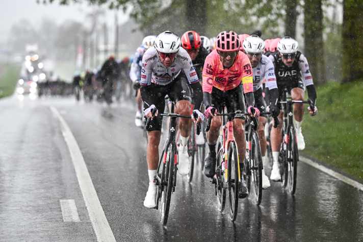 Das Wetter kann beim Flèche Wallonne - wie hier 2024 - verrückt spielen