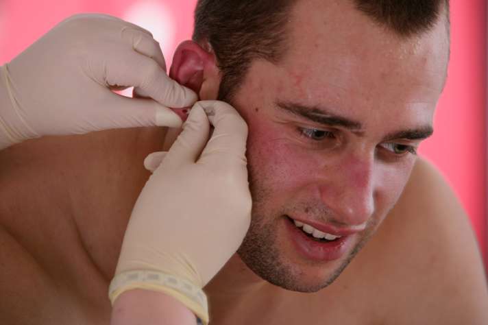   Ein Pieks ins Ohr: Beim Laktat-Stufentest wird am Ende jeder Belastungsstufe die Laktatkonzentration im Blut gemessen. 