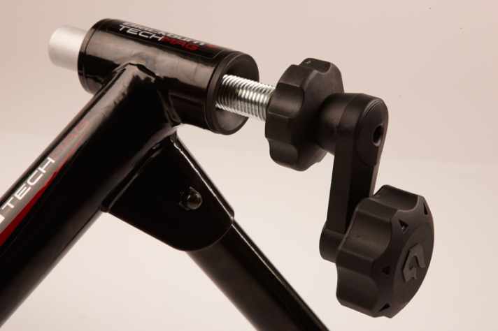   Klasse Kurbel: So lässt sich bei Blackburn das Hinterrad ohne Mühe im Rollentrainer fixieren 