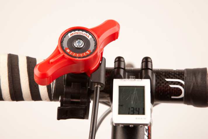   Schlechte Lösung: Der Hebel für die Bremse bei Minoura ist unhandlich und scharfkantig 