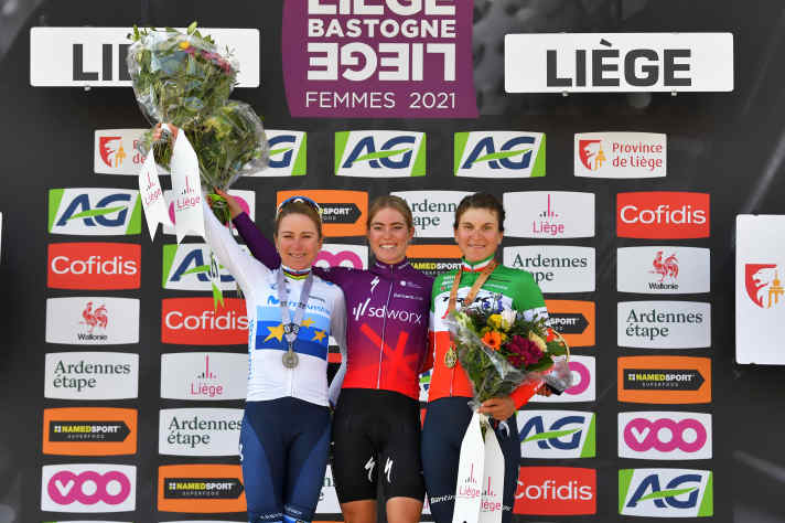 Demi Vollering holte in Lüttich ihren ersten Sieg bei einem Rennen der Women’s World Tour. Annemiek Van Vleuten und Elisa Longo Borghini belegen Rang zwei und drei.