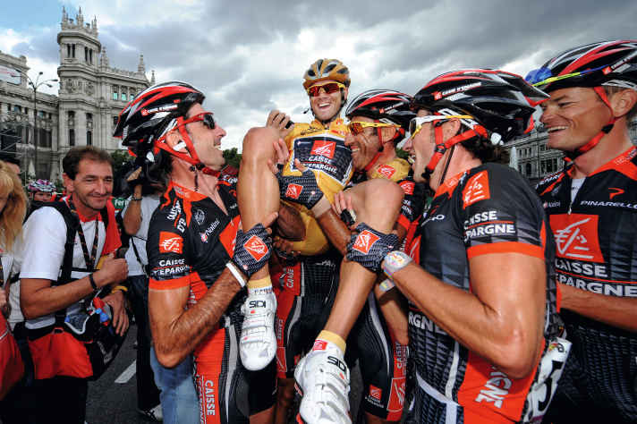 Alejandro Valverde feiert mit seinem Team einen seiner größten Siege: bei der Vuelta 2009