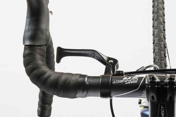   Viel Rad fürs Geld: Die Zusatzbremshebel funktionieren am Giant über­raschend gut.