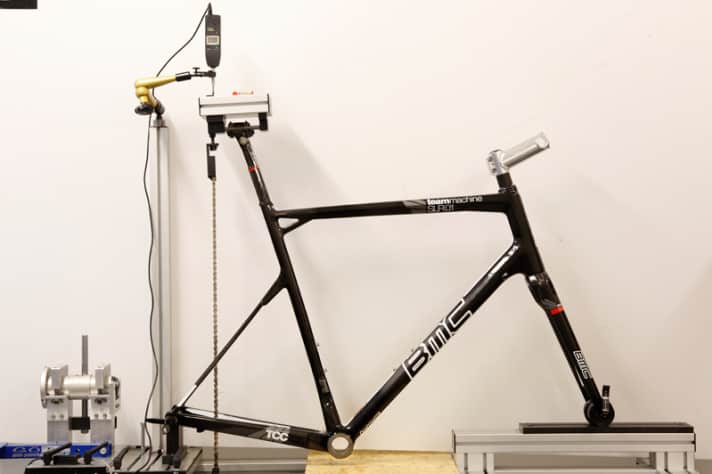   Nachgiebig: Der Effekt des auf maximalen Komfort ausgerichteten „Teammachine“ von BMC ist am TOUR-Komfortprüfstand deutlich sichtbar. 