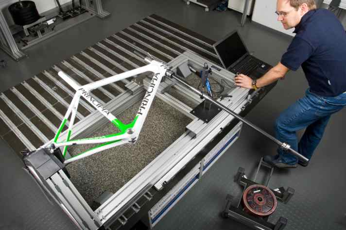   Versuchsgelände: Im TOUR Testlabor wurden alle Rahmen einer 100ProzentPrüfung unterzogen. Die Lenkkopfsteifigkeit gilt als Maß für die Fahrstabilität.