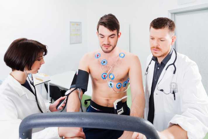   Beim Sportarzt: Manchmal ist ein ärztlicher Check mit Belastungs-EKG sinnvoll – bevor man ins HIT-Training einsteigt.