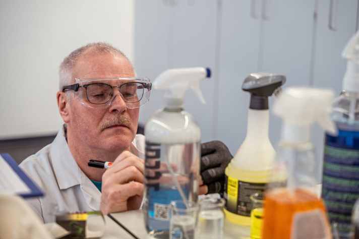 Herr der Tenside: Hartmut Hauber hat zusammen mit anderen Chemie-Unternehmen diverse Prüfverfahren für Reiniger und Pflegeprodukte ins Leben gerufen