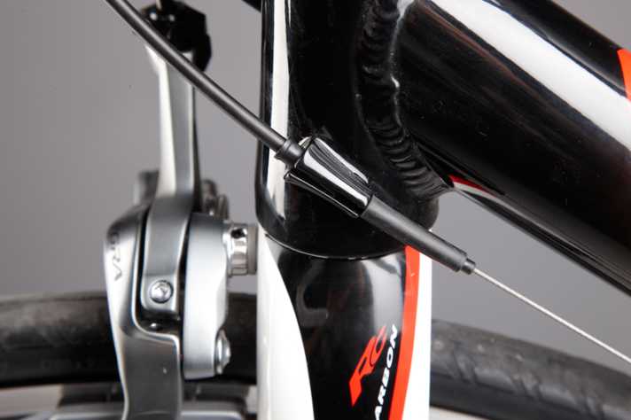   Funktionelle Details: Die Zuganschläge am Steuerrohr verhindern Scheuerstellen, zusätzliche Dichtungen bewahren die Schaltpräzision