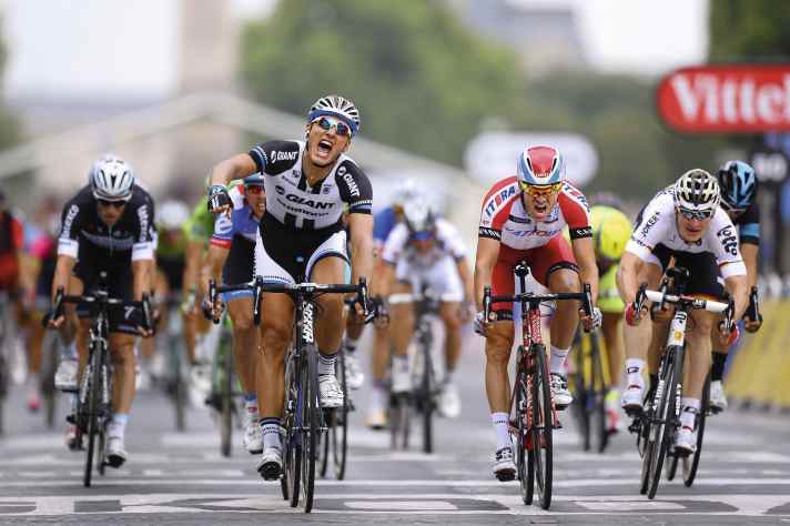 Deutsche Ära - 2014 gelang Marcel Kittel (oben) der zweite Sieg in Folge im prestigeträchtigsten Sprint des Radsports. André Greipel (im weißen Trikot rechts), in dem Jahr als Vierter noch knapp geschlagen, konnte die deutsche Siegesserie 2015 und 2016 (Bild rechts) fortsetzen und die Podiumszeremonie genießen
