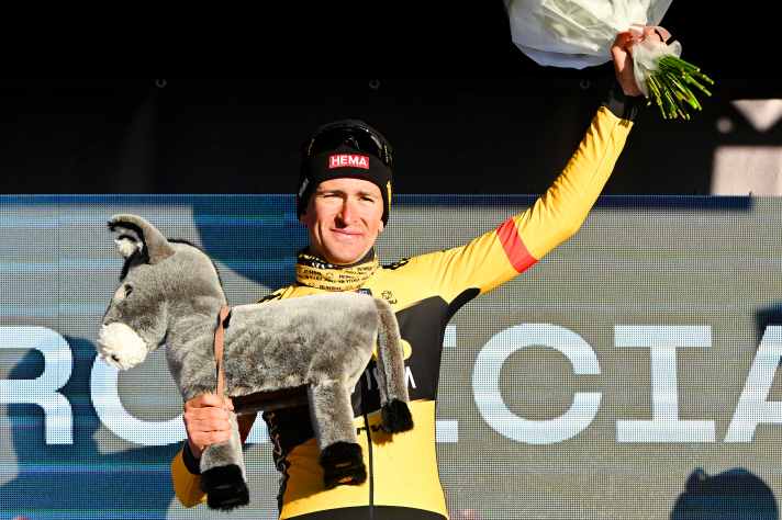 Tiesj Benoot darf seinen Sieg beim Eintagesrennen Kuurne-Brüssel-Kuurne 2023 mit einem Plüsch-Esel bejubeln