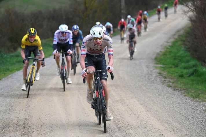 Tadej Pogacar tritt 81 Kilometer vor dem Ziel an, auch Sepp Kuss (links) kann die Tempoverschärfung nicht kontern