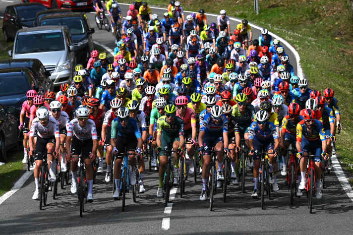 Das Peloton bei der Baskenland-Rundfahrt 2024