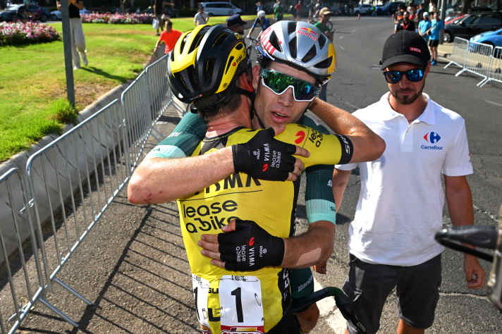 Wout Van Aert bedankt sich bei seinem Teamkollegen Sepp Kuss