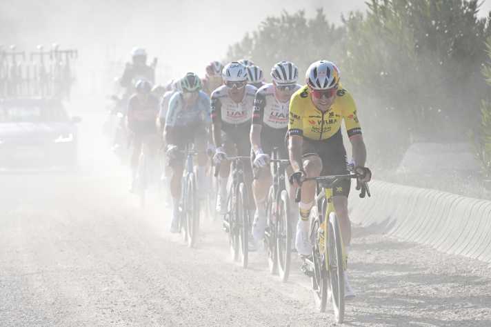 Wout Van Aert stellt sich in den Dienst der Mannschaft und arbeitet viel in der Verfolgergruppe