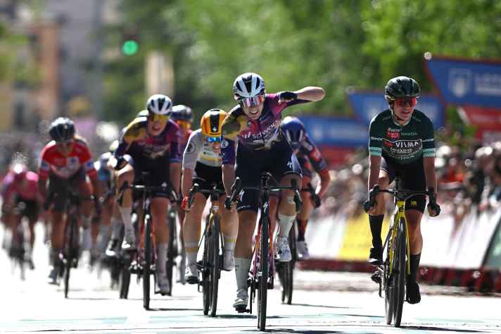 Femke Gerritse gewinnt der Sprint auf der 3. Etappe der Vuelta Femenina 2025 vor Marianne Vos.