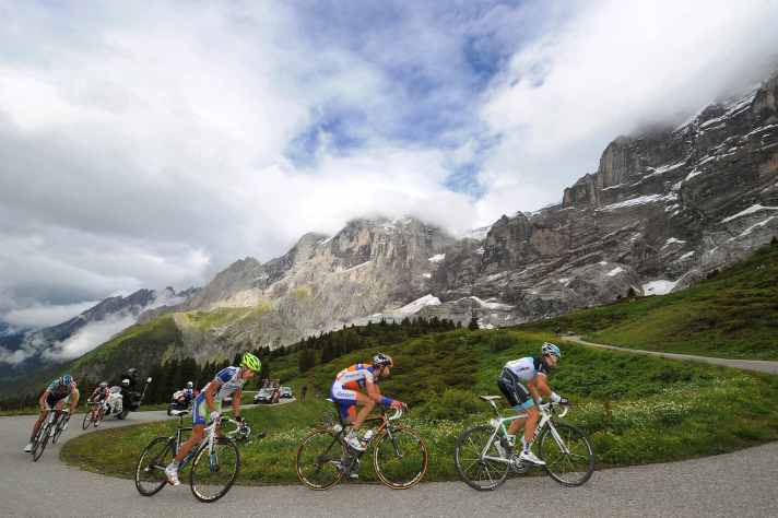 Peter Sagan (3. Position) hält an der Großen Scheidegg mit Top-Kletterern wie Laurens ten Dam und Jakob Fuglsang mit
