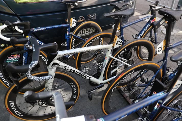 Wie es sich für den aktuellen Weiß-Träger gehört, ist Florian Lipowitz mit einem weißen S-Works Tarmac SL8 von Specialized unterwegs.